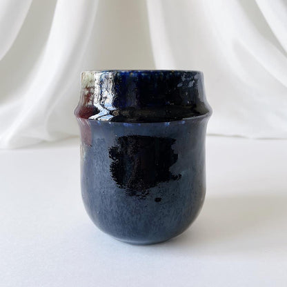 シルヴィア・レウショヴィウス Sylvia Leuchovius  濃群青と赤紫の花瓶  スタジオ作品  3R1O052