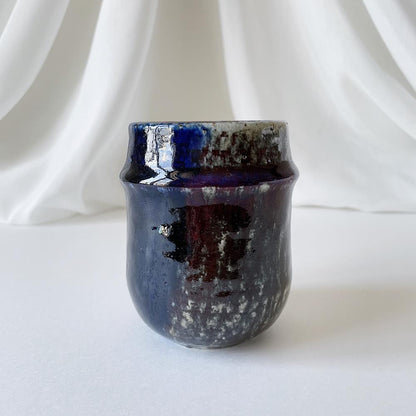 シルヴィア・レウショヴィウス Sylvia Leuchovius  濃群青と赤紫の花瓶  スタジオ作品  3R1O052