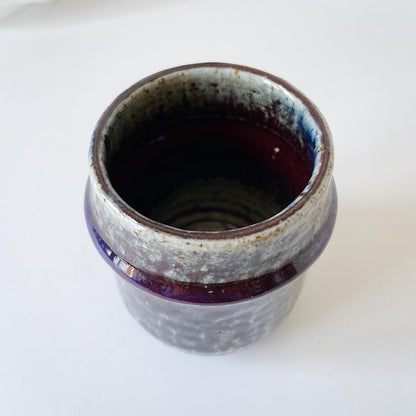 シルヴィア・レウショヴィウス Sylvia Leuchovius  濃群青と赤紫の花瓶  スタジオ作品  3R1O052