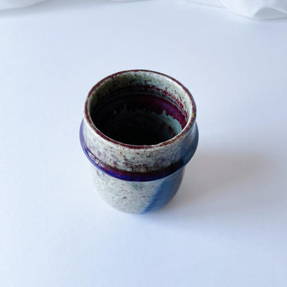 シルヴィア・レウショヴィウス Sylvia Leuchovius  濃群青と赤紫の花瓶  スタジオ作品  3R1N035