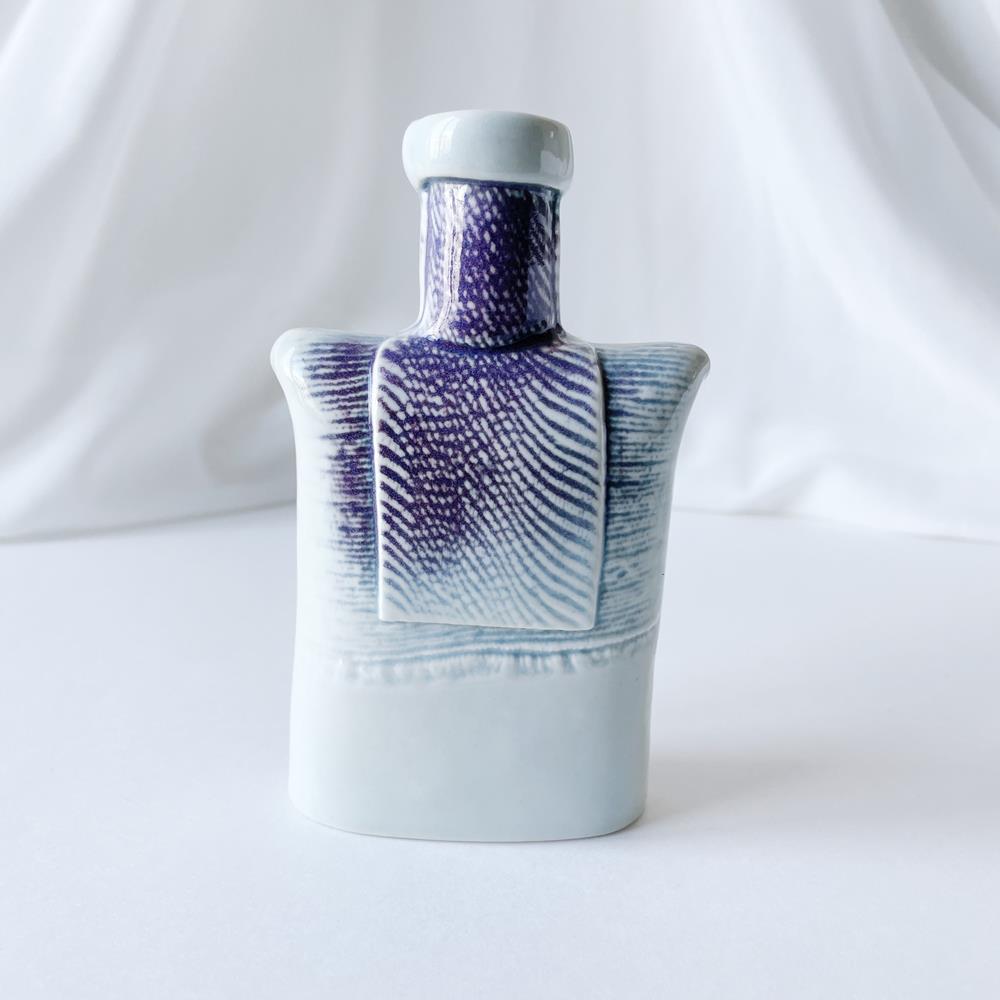 スザンヌ・オーレン Suzanne Ohlen　白ベースの紫模様のベース  花瓶  3R1D038