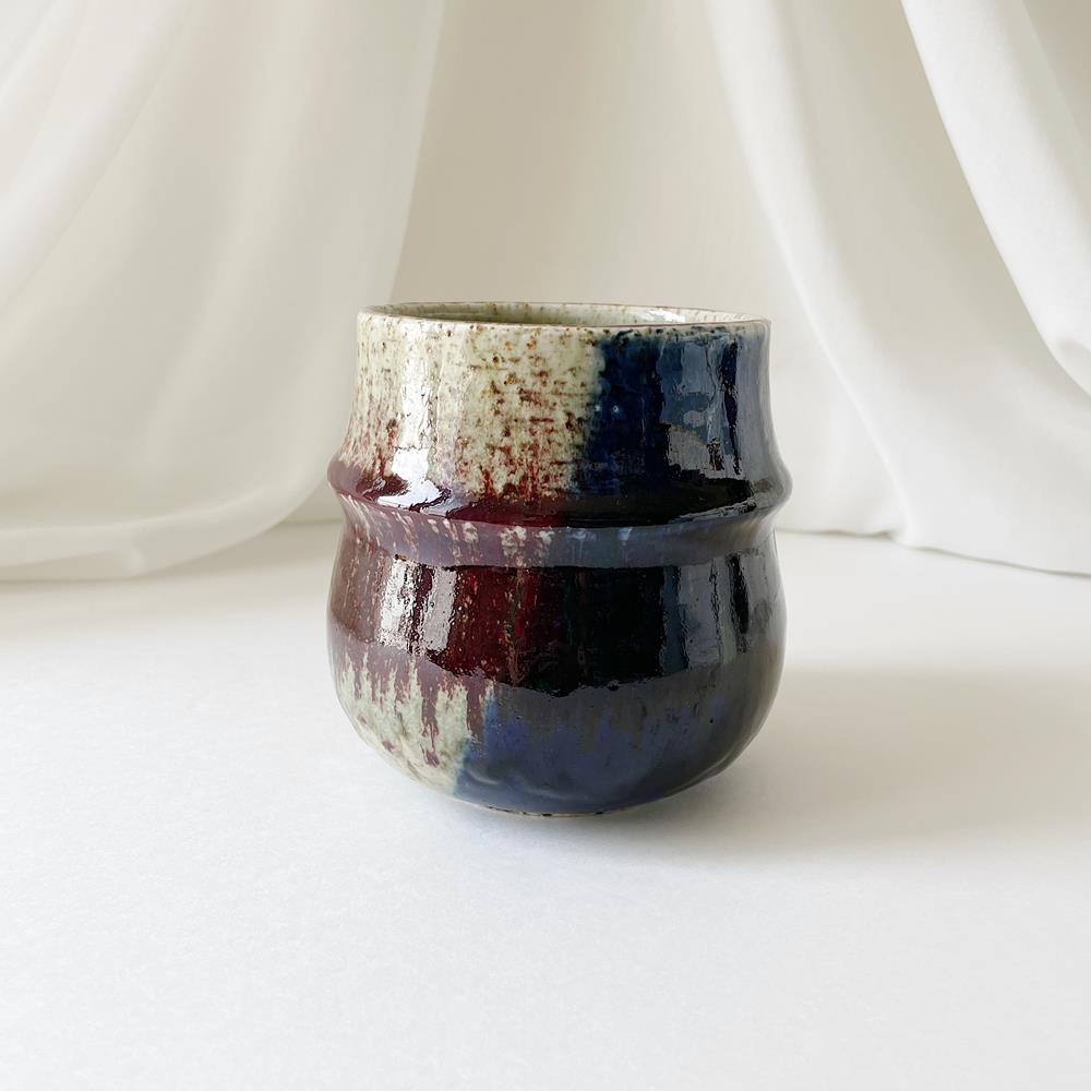 シルヴィア・レウショヴィウス Sylvia Leuchovius  濃群青と赤紫の花瓶  スタジオ作品  3R4A031