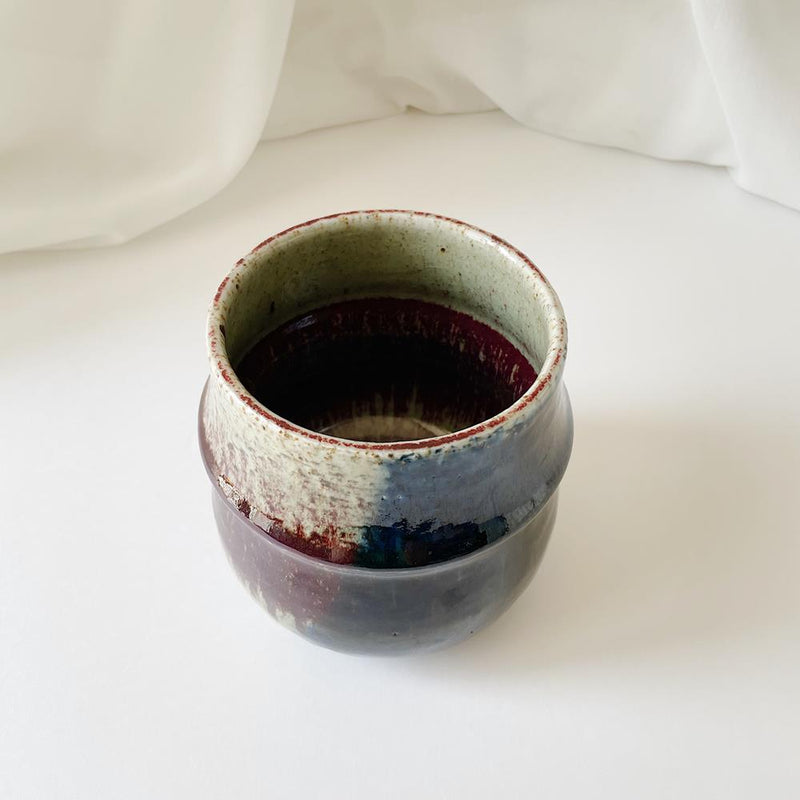 シルヴィア・レウショヴィウス Sylvia Leuchovius  濃群青と赤紫の花瓶  スタジオ作品  3R4A031