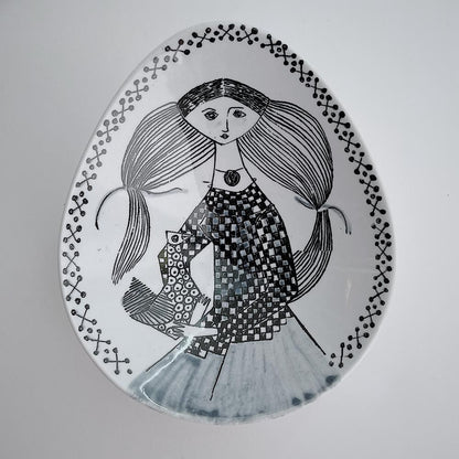 シルヴィア・レウショヴィウス 卵型の絵皿 　髪の長い女の子1