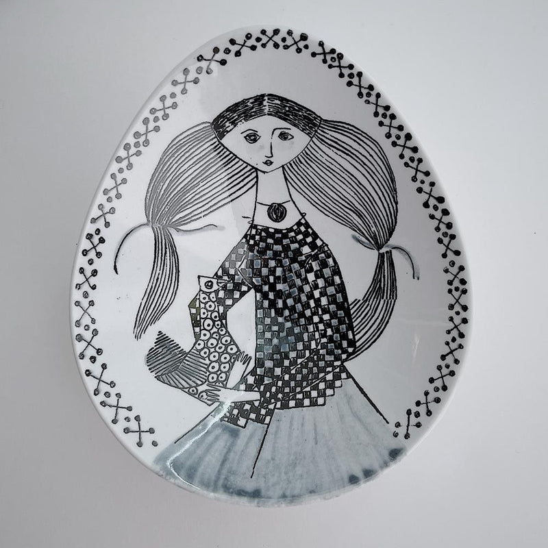 シルヴィア・レウショヴィウス 卵型の絵皿 　髪の長い女の子1