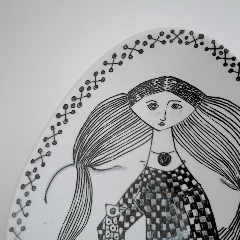 シルヴィア・レウショヴィウス 卵型の絵皿 　髪の長い女の子2