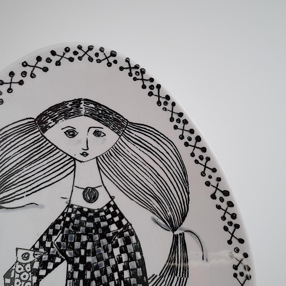 シルヴィア・レウショヴィウス 卵型の絵皿 　髪の長い女の子3
